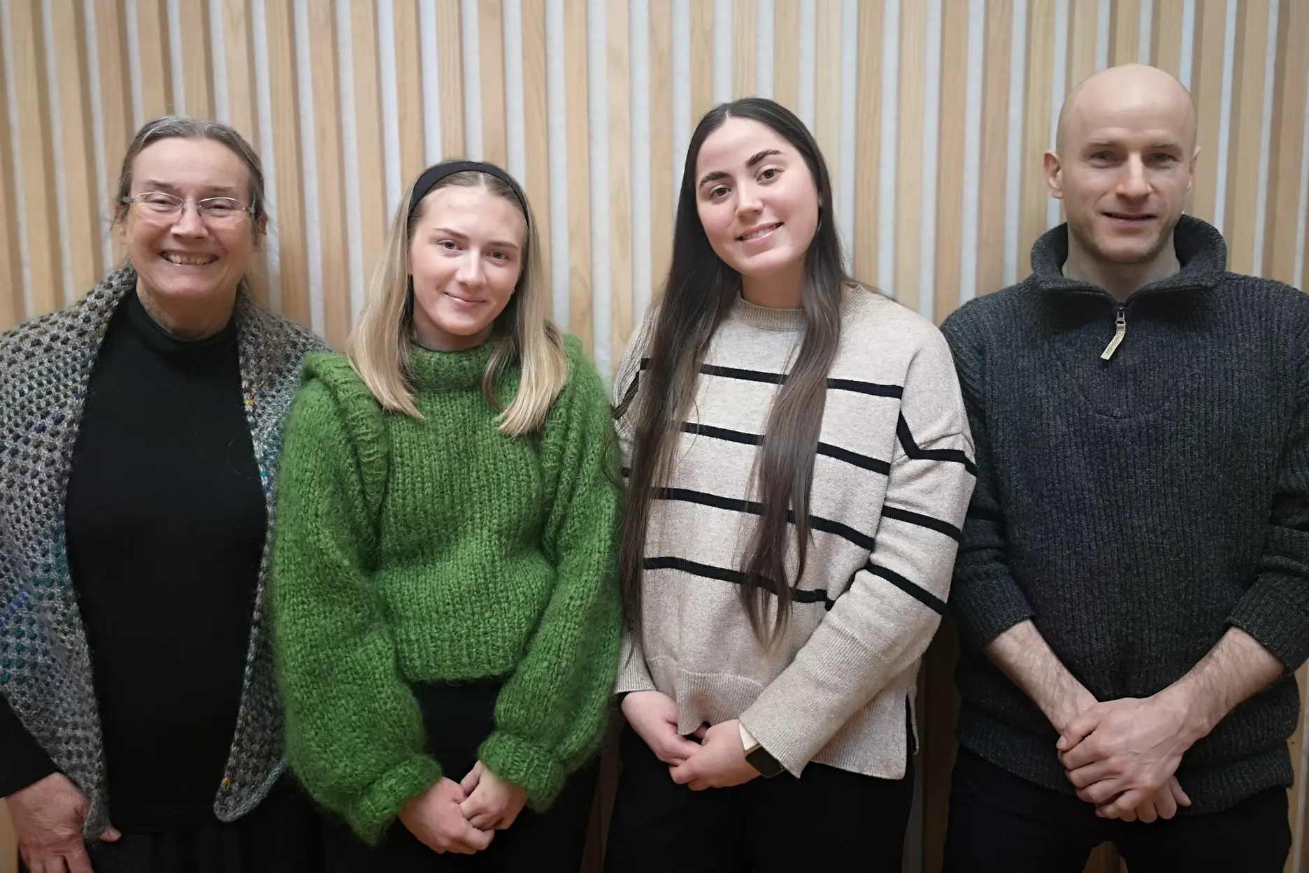 En gruppe mennesker som poserer for et bilde