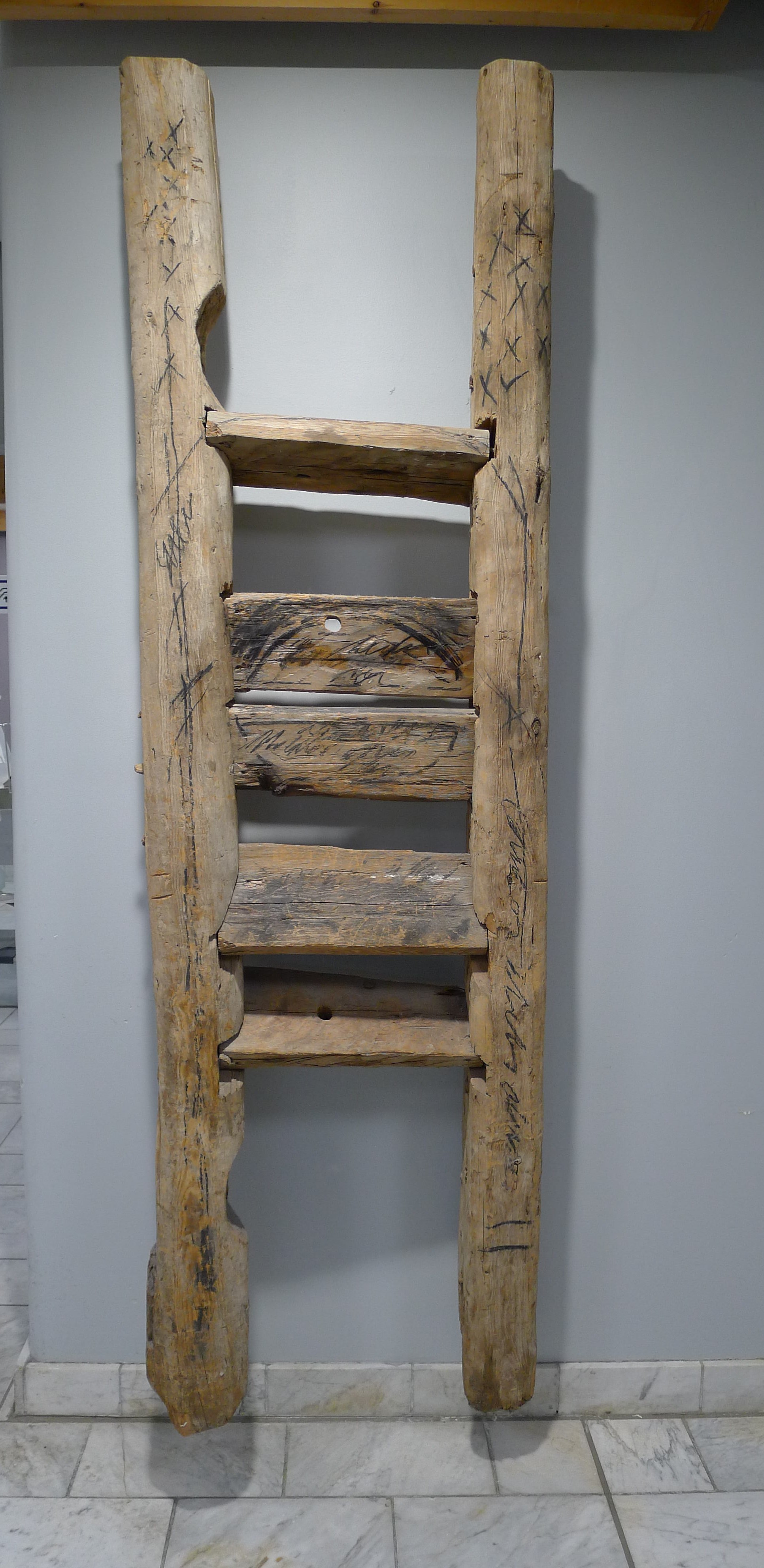 En tretrapp med dør