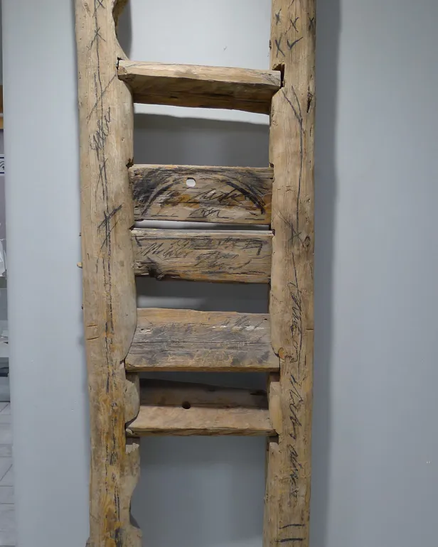 En tretrapp med dør