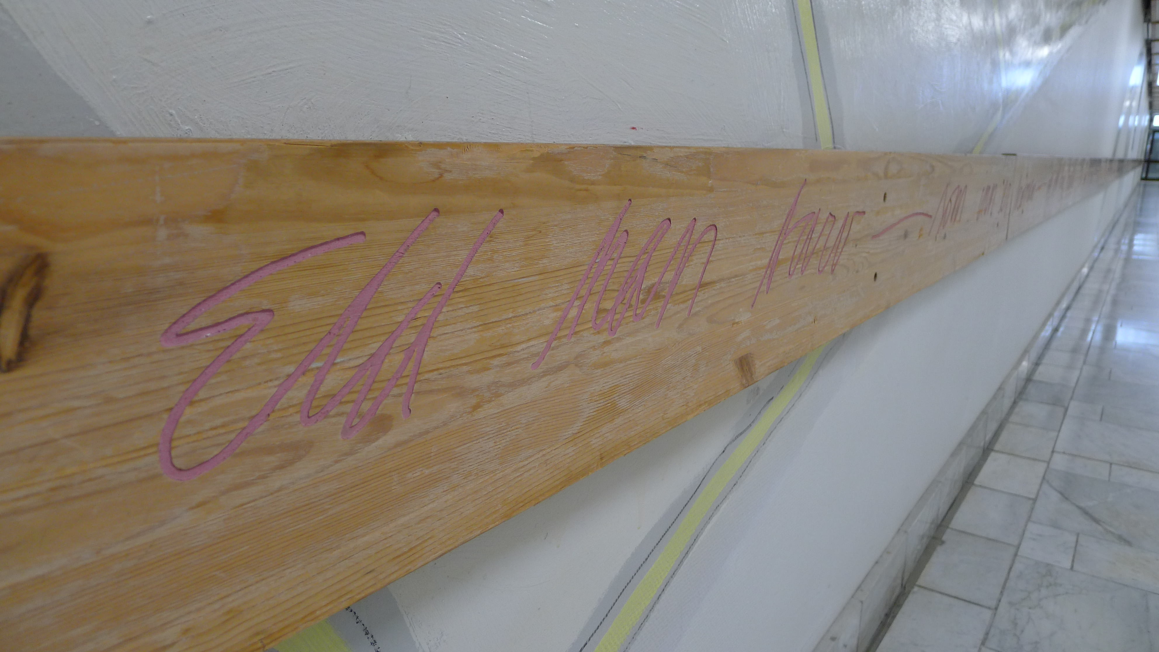 En tavle med skrift på