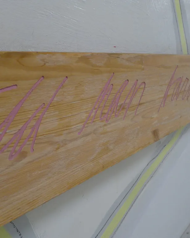 En tavle med skrift på