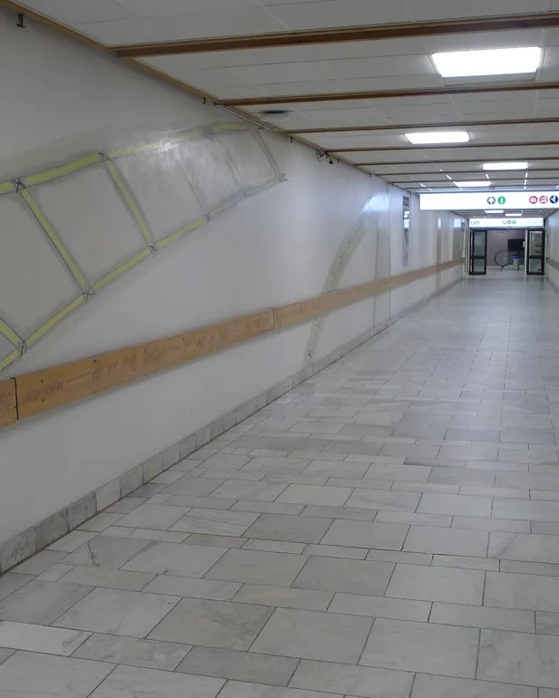 En gang med gule og hvite vegger