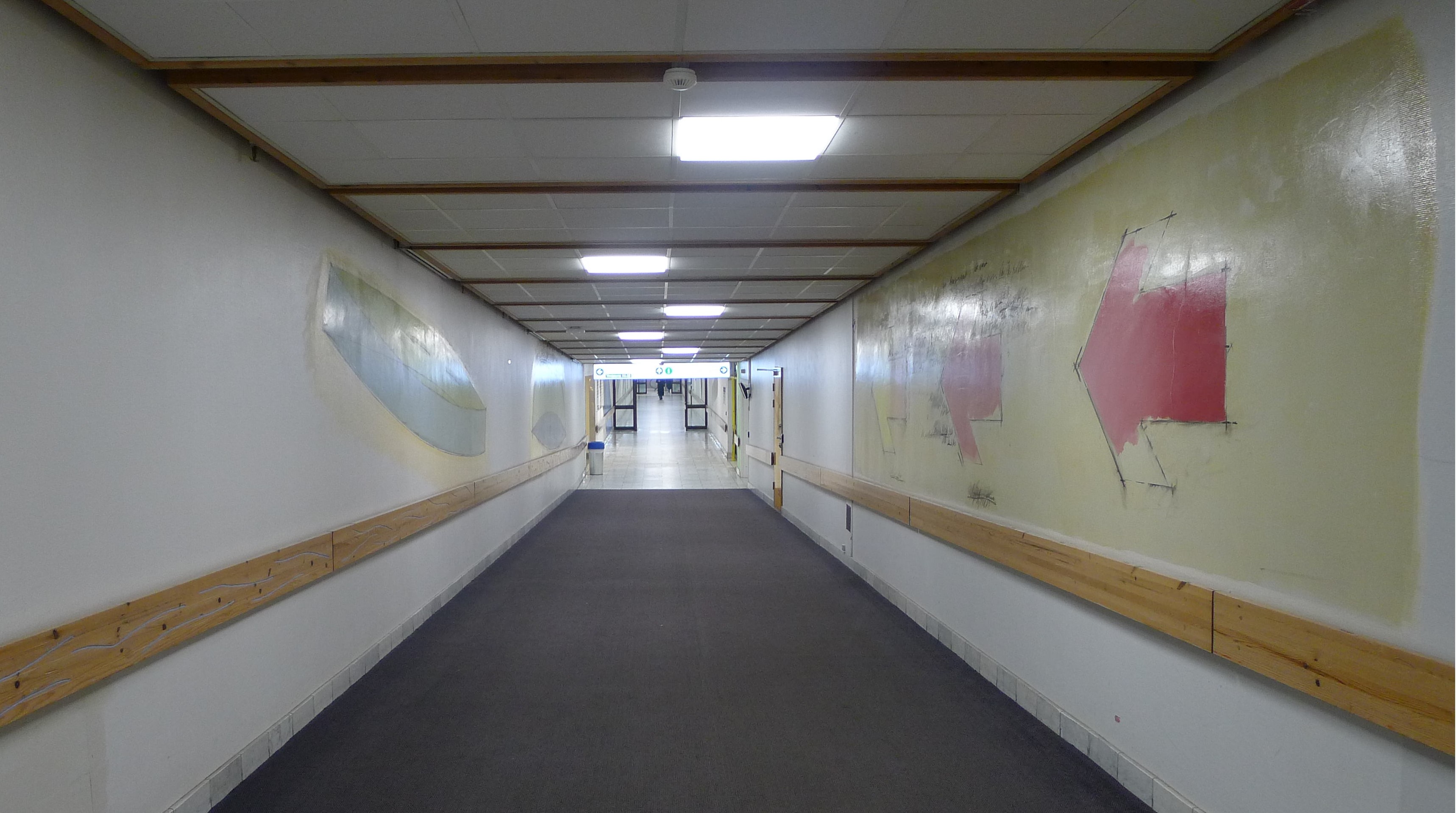 En lang gang med lys på enden