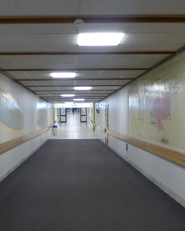 En lang gang med lys på enden