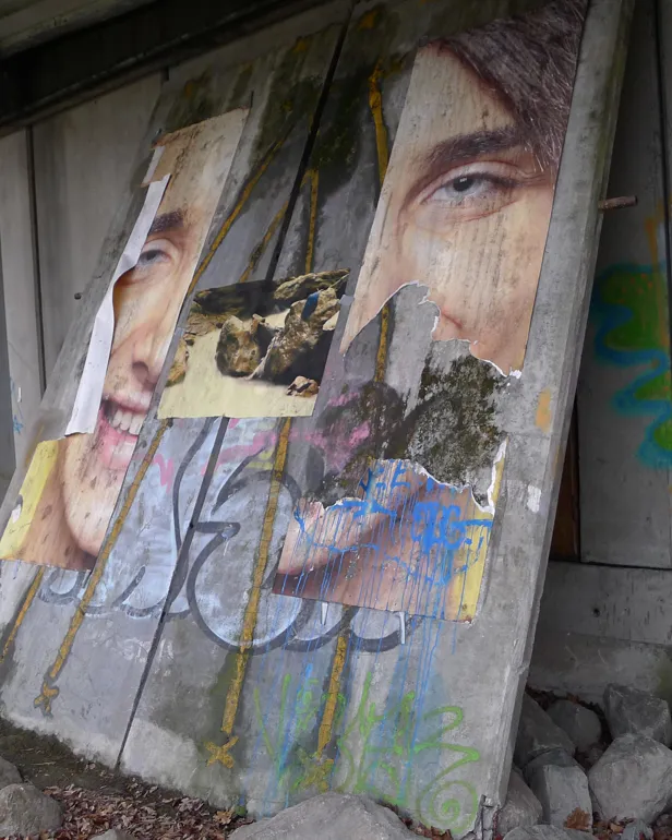 En manns ansikt malt på en vegg
