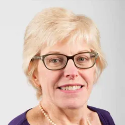 En kvinne som bruker briller