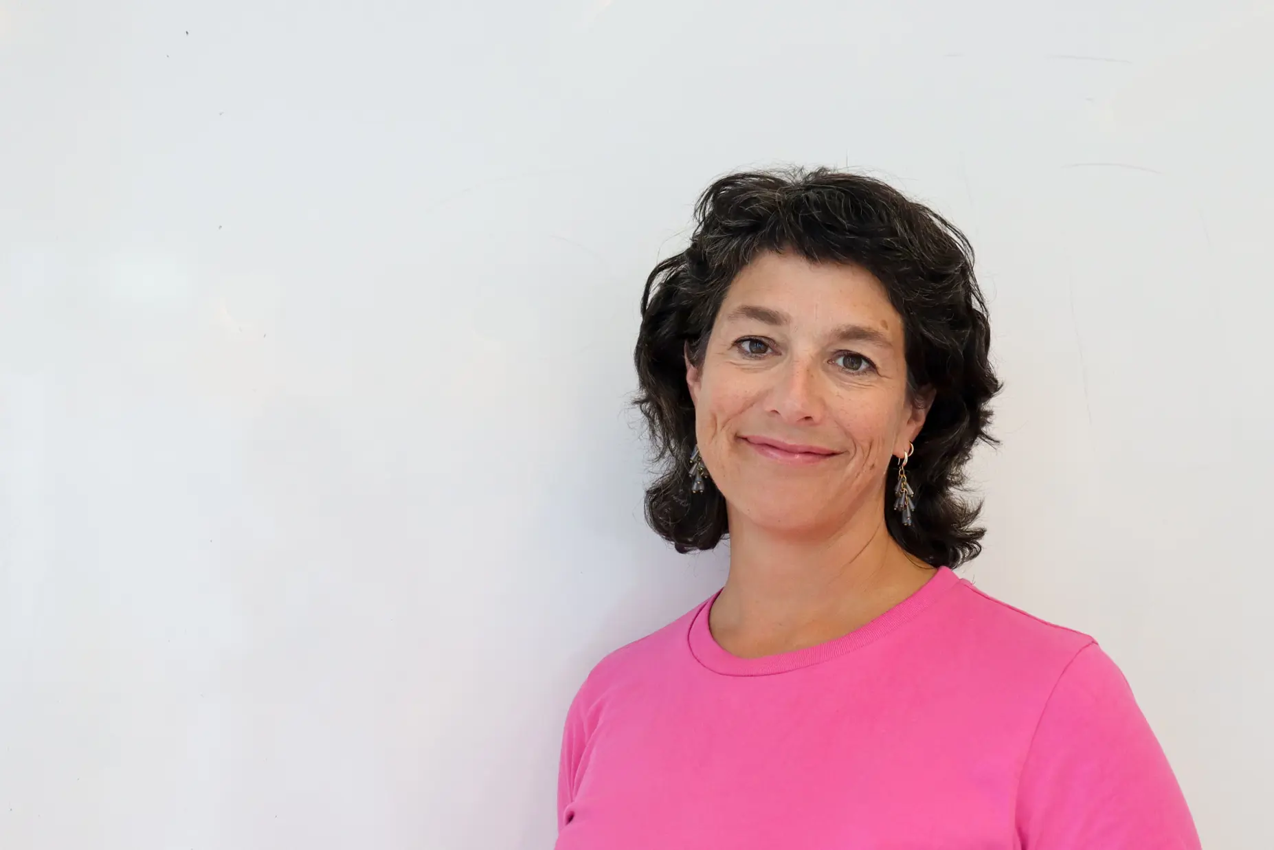 En mann i en rosa skjorte