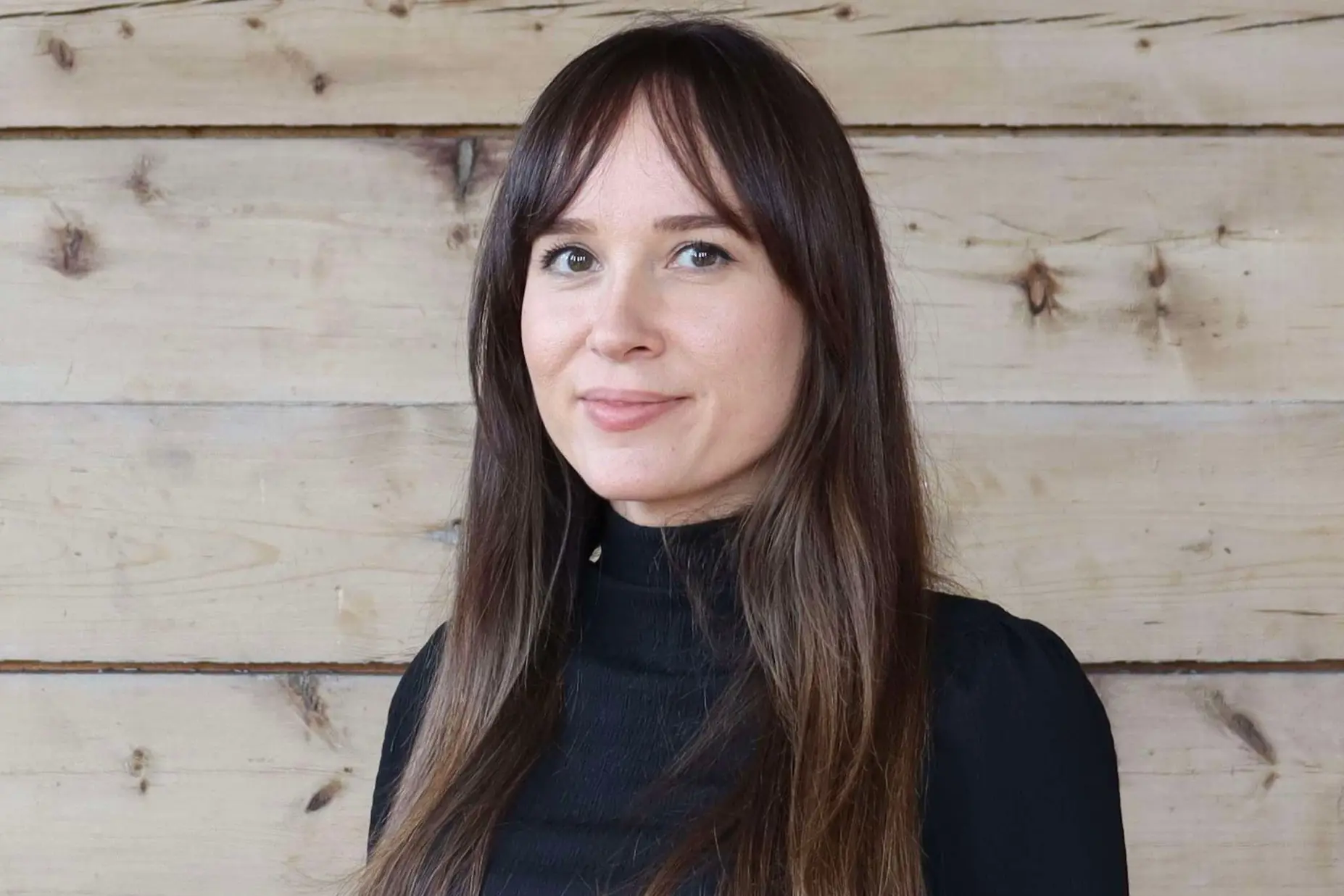 En kvinne med langt hår