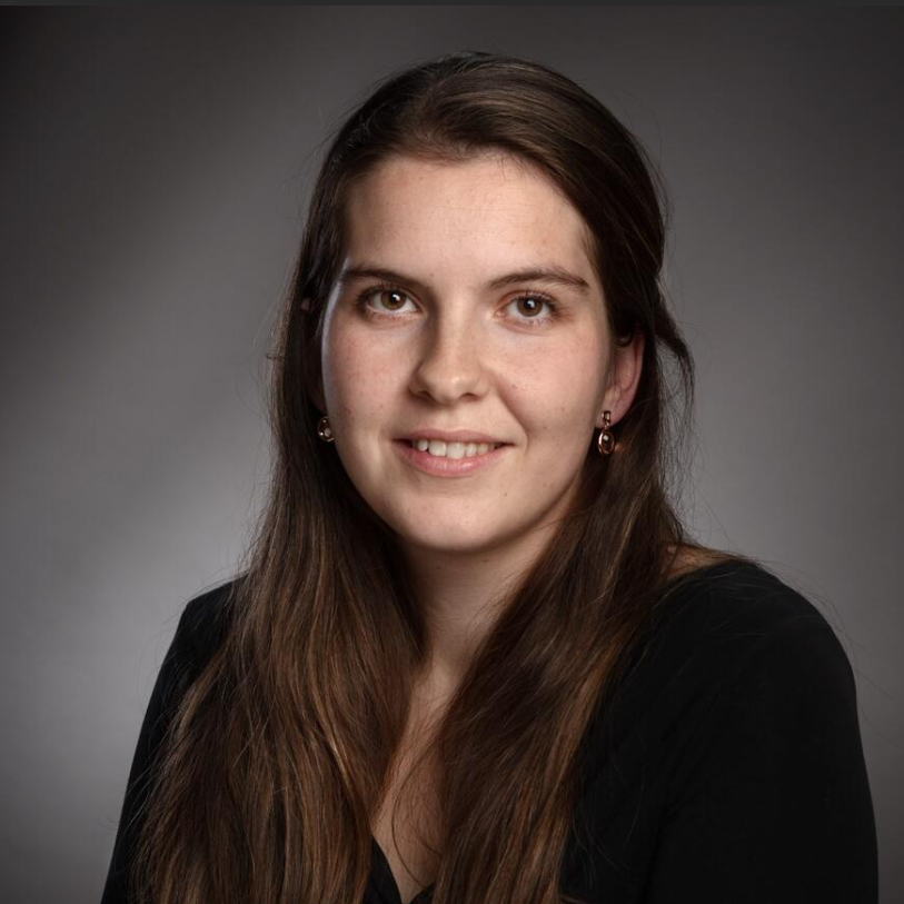 En kvinne med langt hår