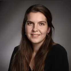 En kvinne med langt hår