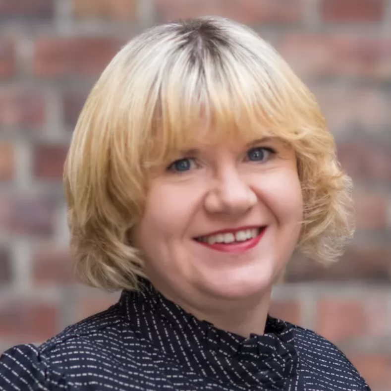 En person som smiler til kameraet