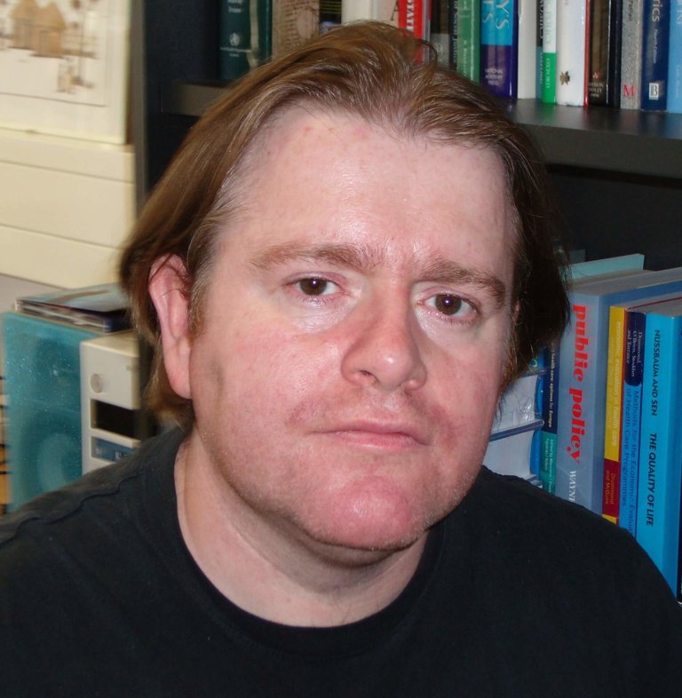 En mann med et rett ansikt