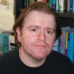 En mann med et rett ansikt