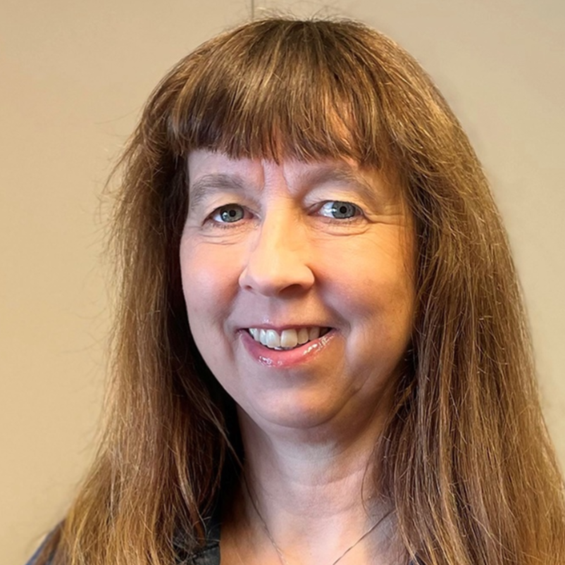 Et nærbilde av en smilende person