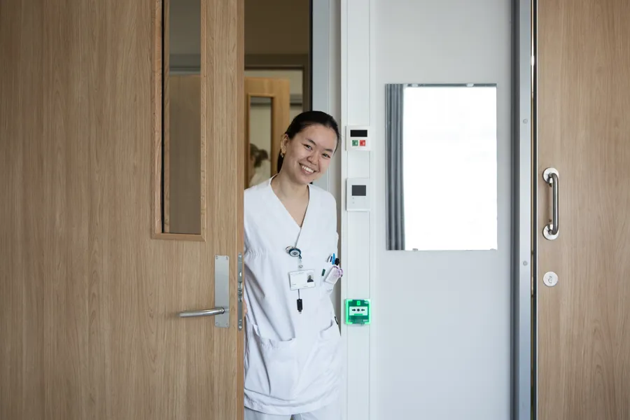 Sykepleier står i døråpningen til avdelingen