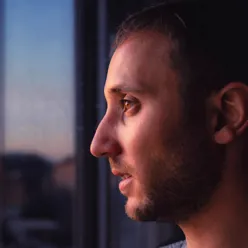 En mann som ser til siden