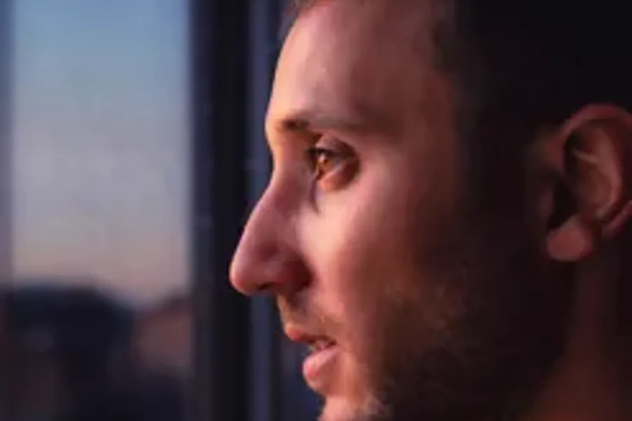 En mann som ser til siden