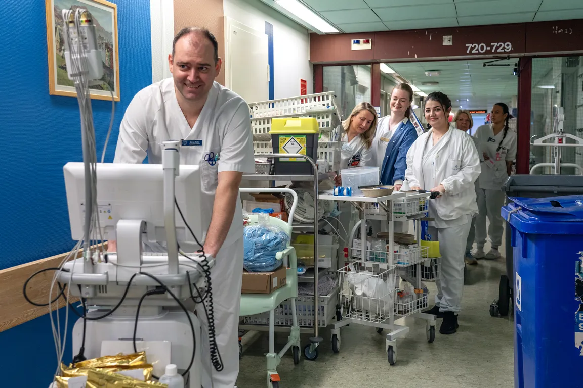 En gruppe mennesker i hvite frakker