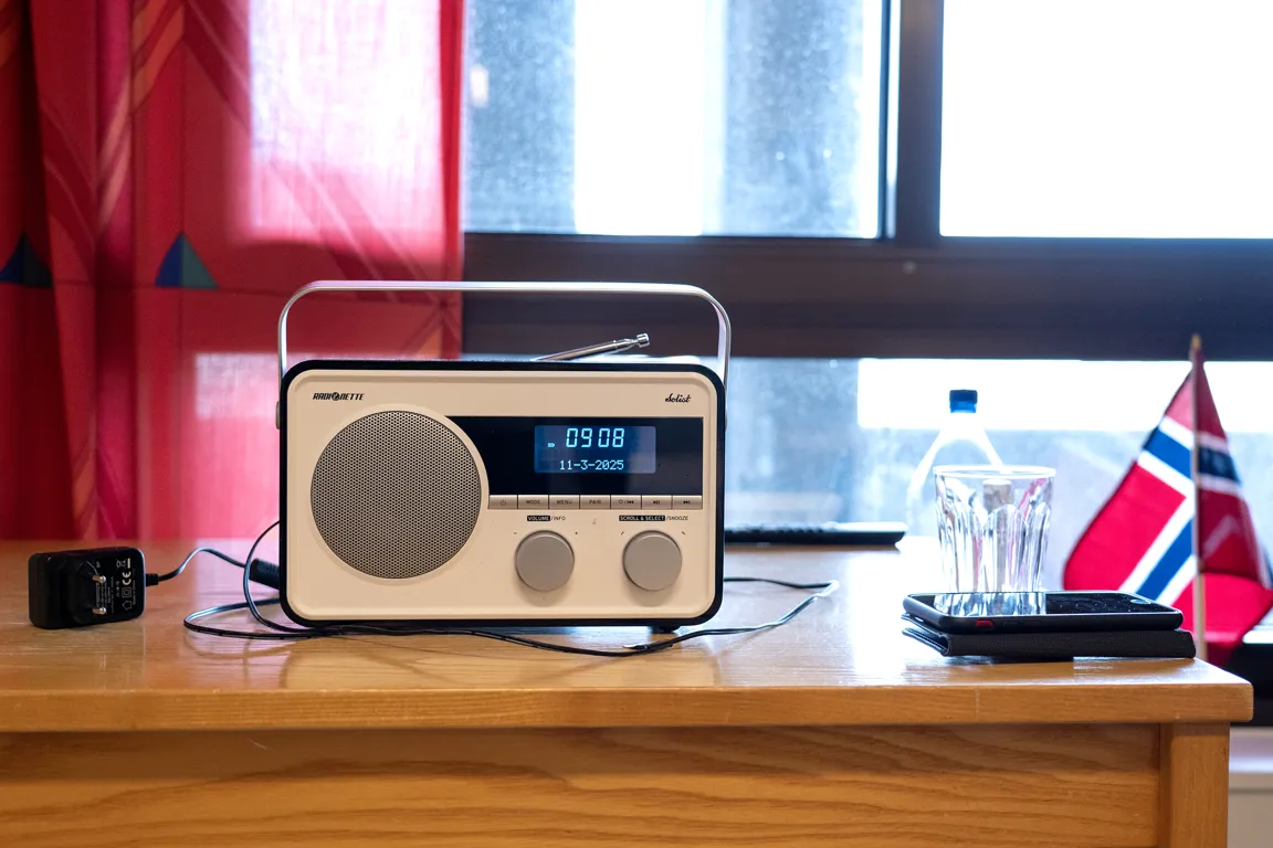 En høyttaler på et skrivebord