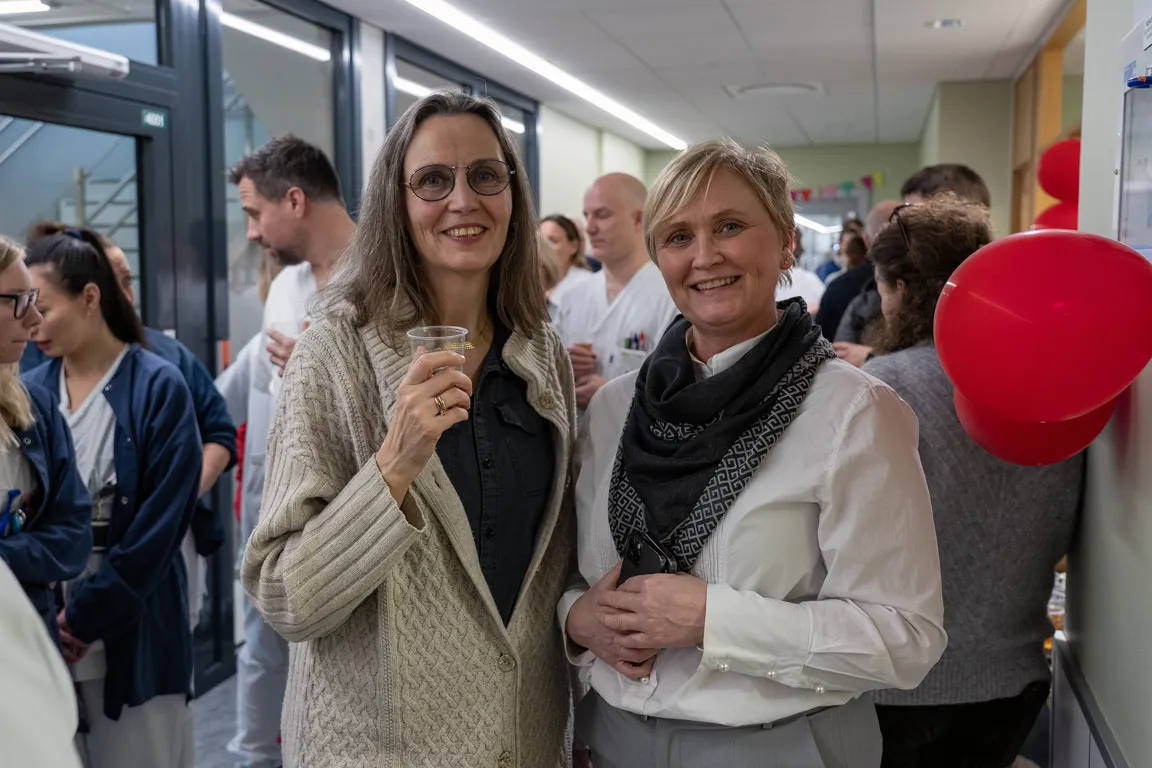 Et par kvinner som holder vinglass