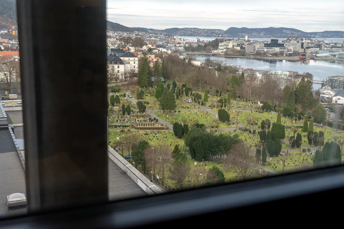 En utsikt over en by fra et vindu