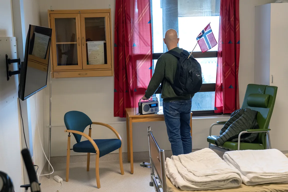 En person som står i et rom