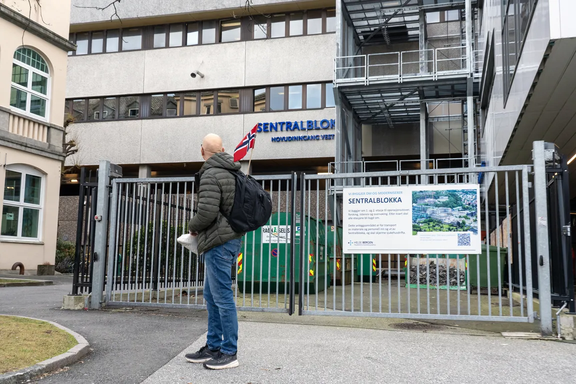 En mann som går på fortauet