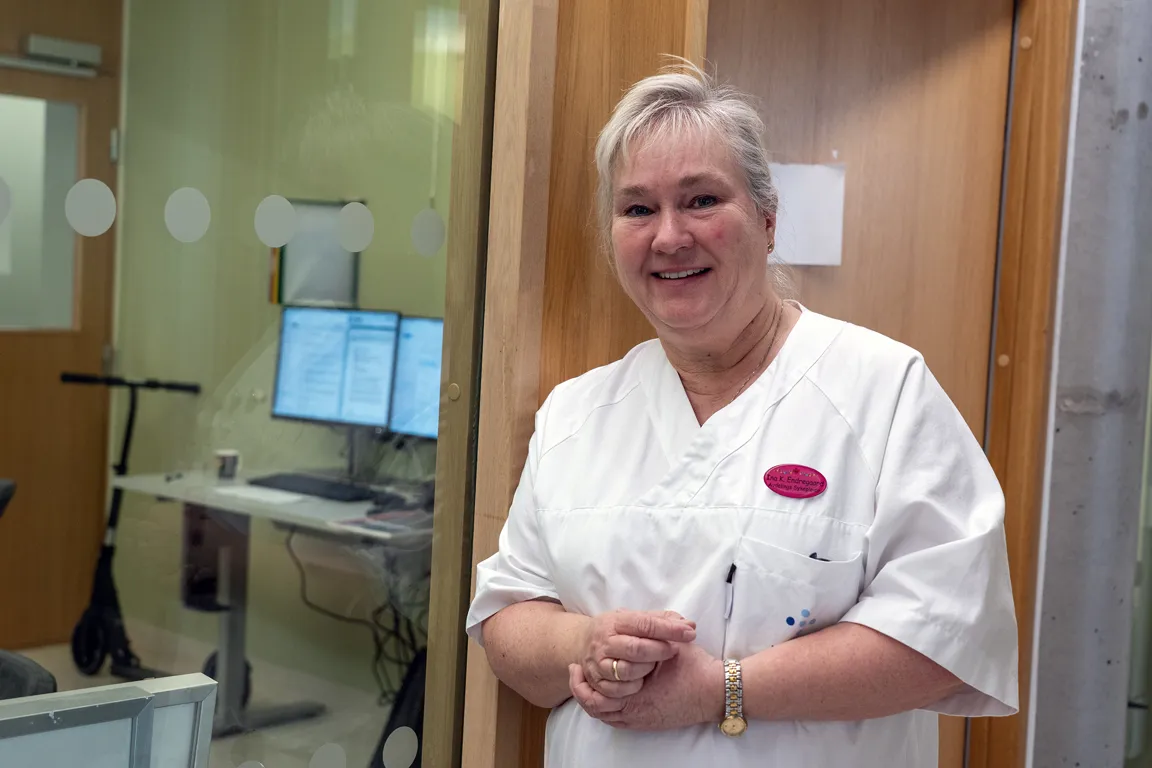 En mann i hvit frakk