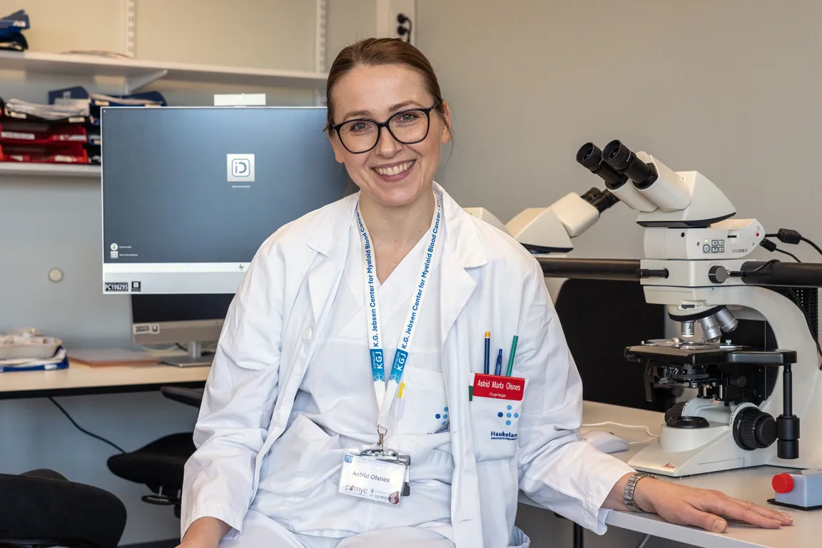 En mann i laboratoriefrakk