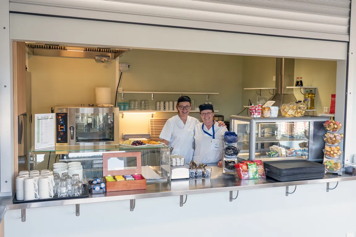 Et par kokker på et kjøkken