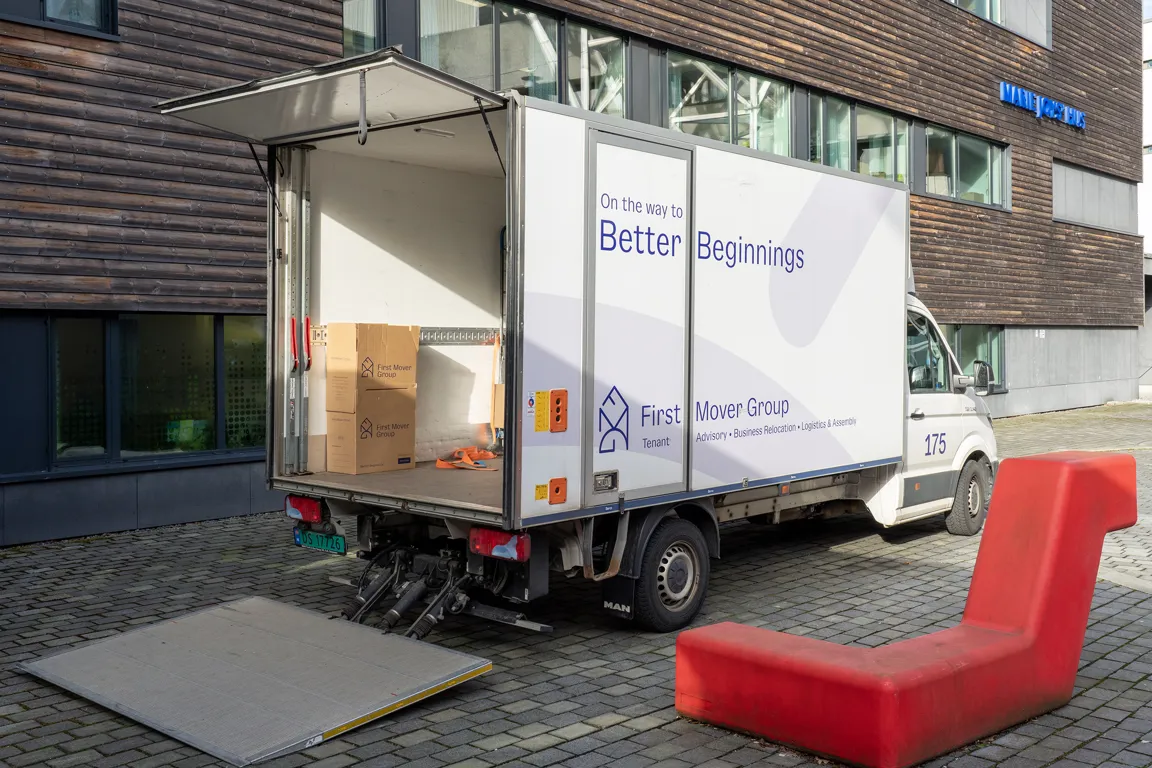 En lastebil med bokser bak