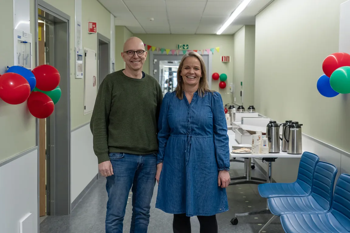 En mann og en kvinne som står i et rom med ballonger