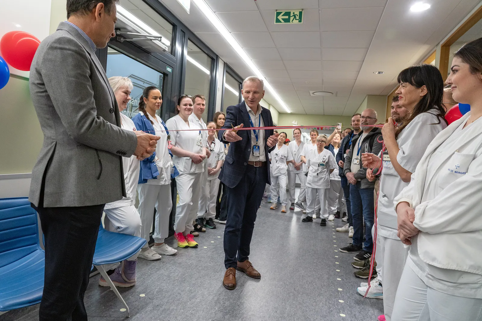 En gruppe mennesker som står i et rom
