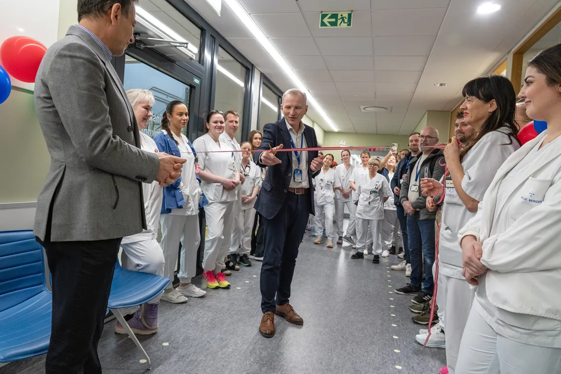 En gruppe mennesker som står i et rom