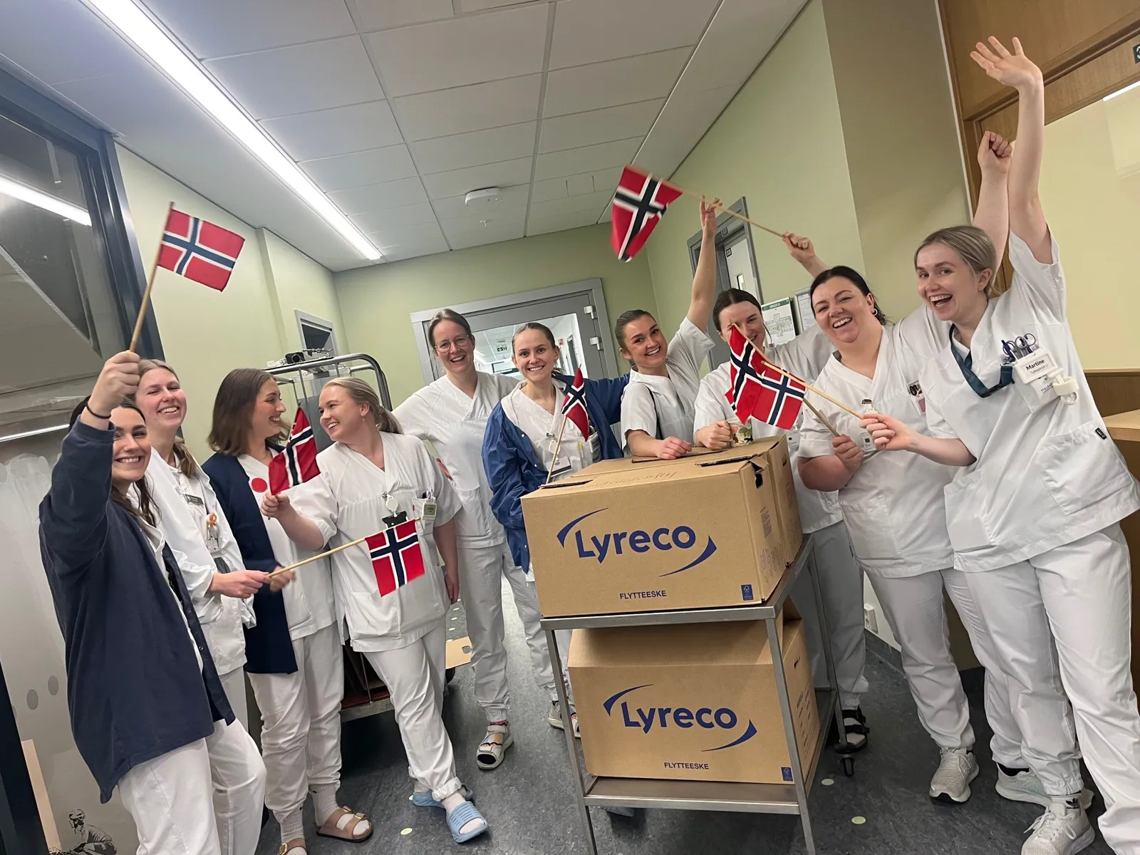 En gruppe mennesker i hvite skjorter
