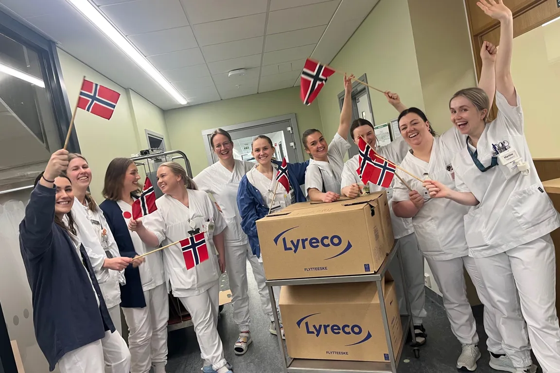 En gruppe mennesker i hvite skjorter