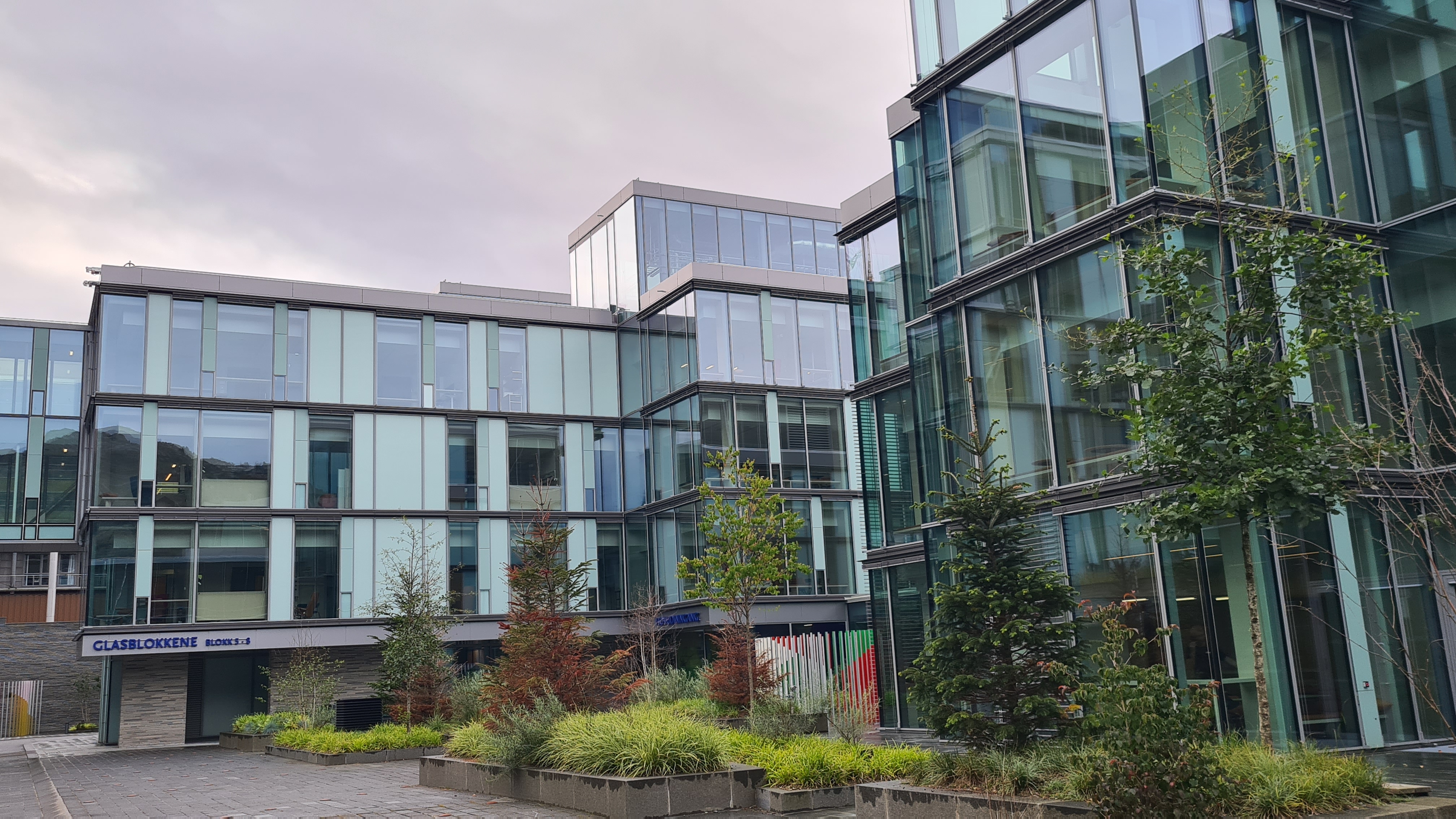 En bygning med glassvinduer