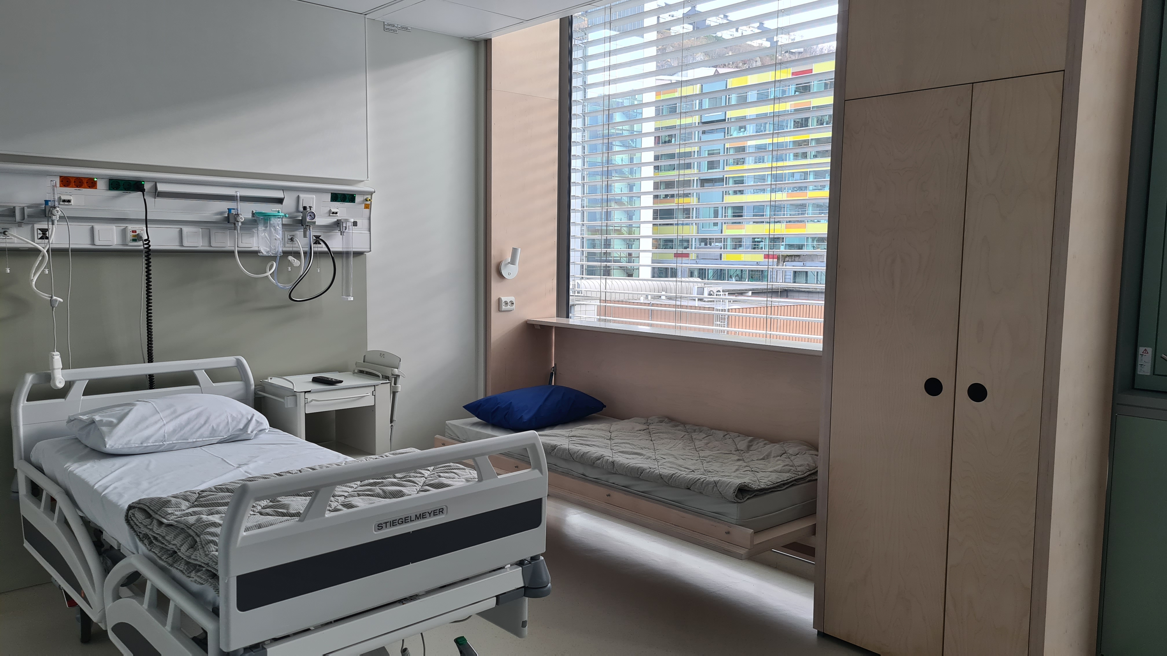 Et rom med senger og vindu