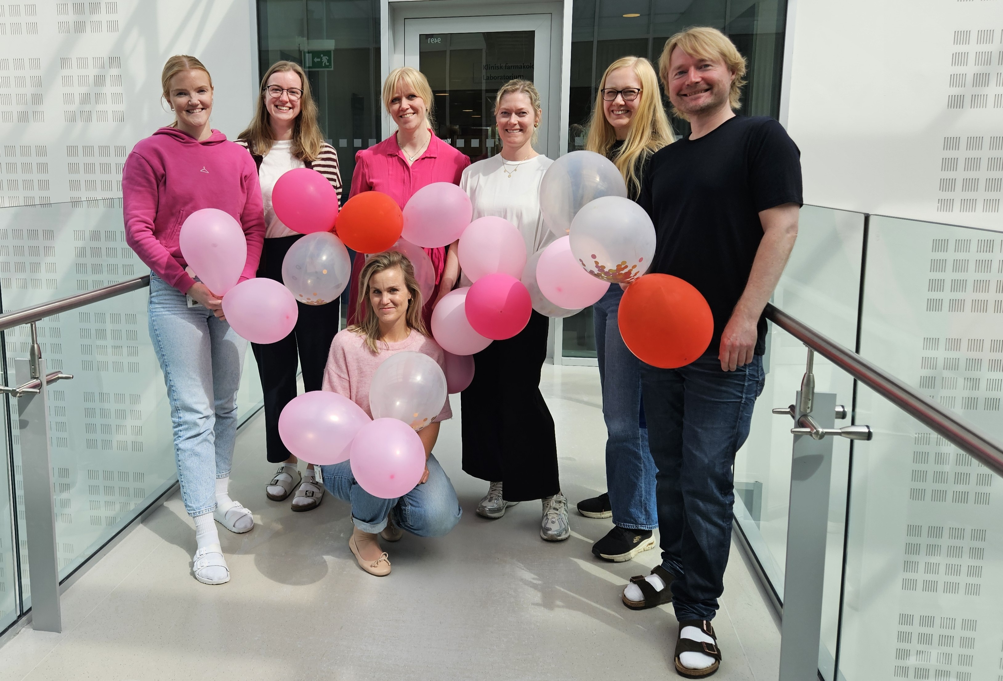 En gruppe mennesker som holder ballonger