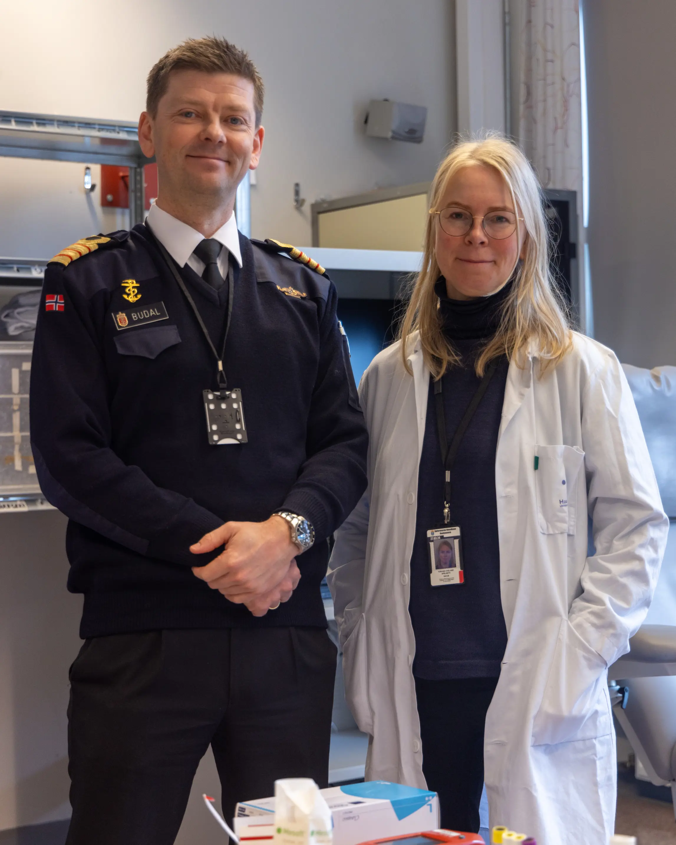 Mann i sjøforvarets uniform og kvinne i legefrakk