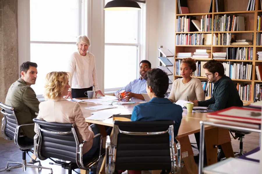 Mennesker som sitter rundt et bord
