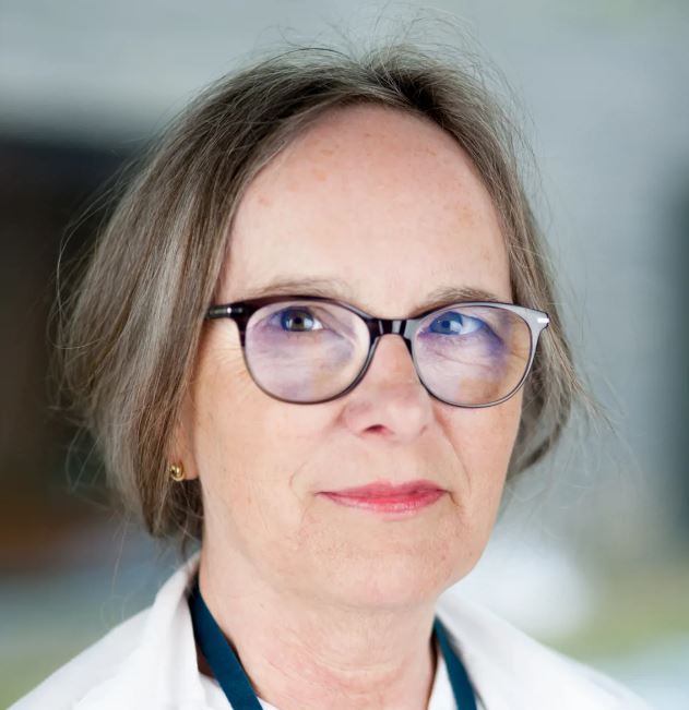 Portrett Nina Fålund, kvinne med briller.