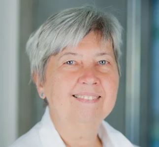 Portrett Kjersti Oterhals, kvinne med kort og grått hår.