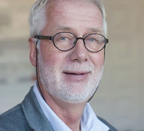 Portrett Bengt Fridlund, en eldre mann med briller og skjegg.