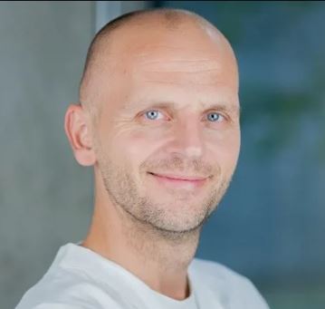 Portrett Trond Røed Pettersen, en mann med lett skjeggvekst.