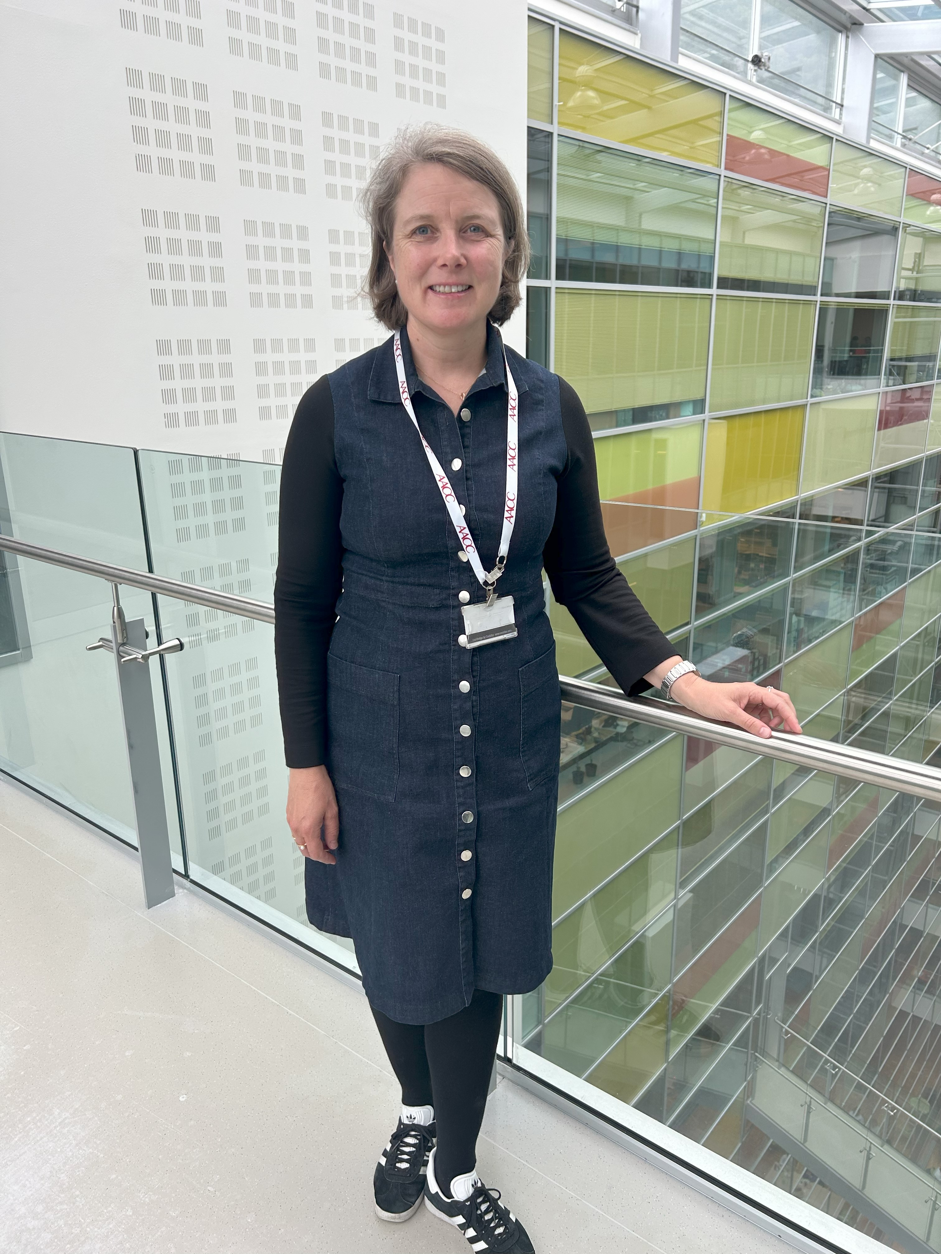 En person som står foran en glassvegg