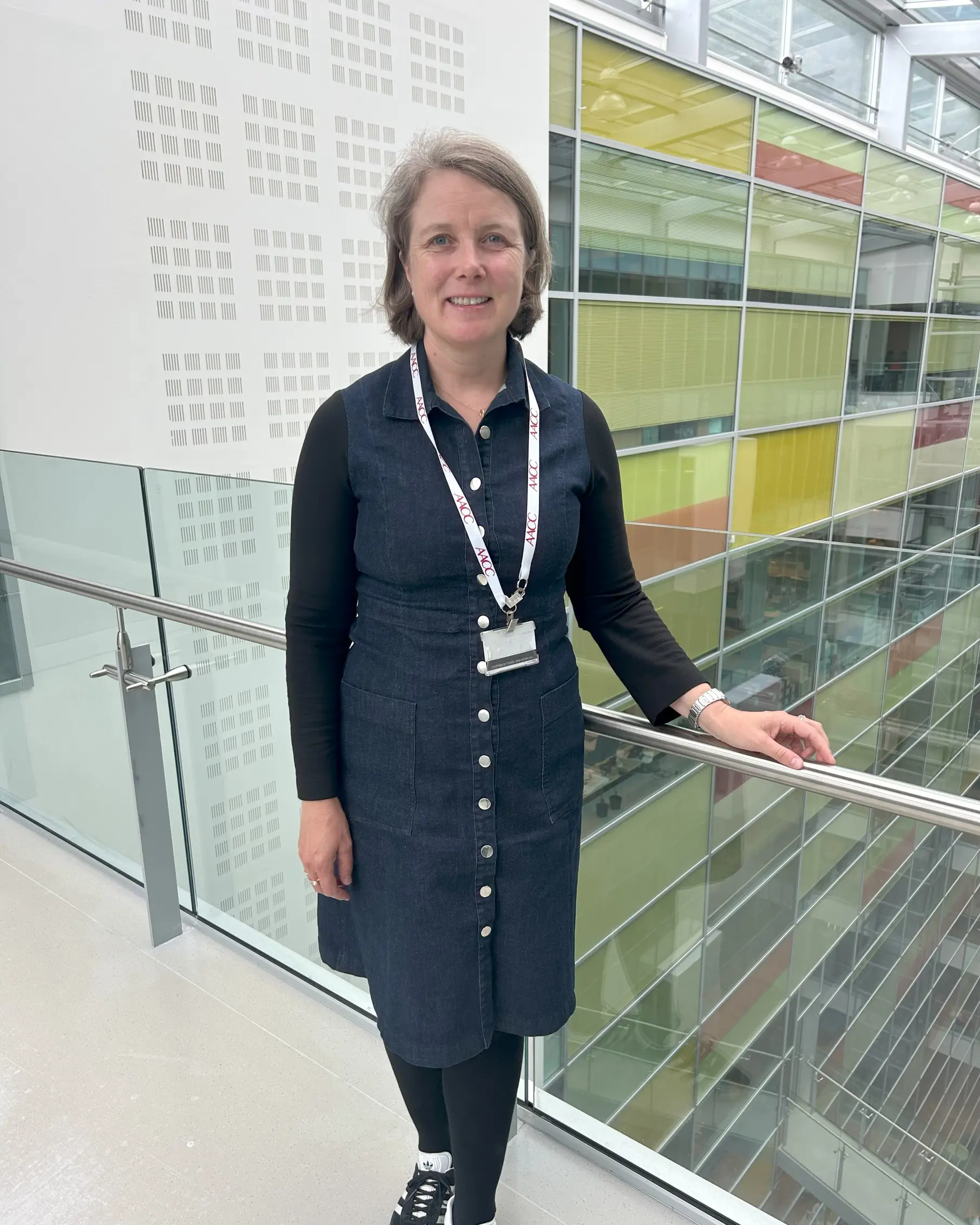 En person som står foran en glassvegg