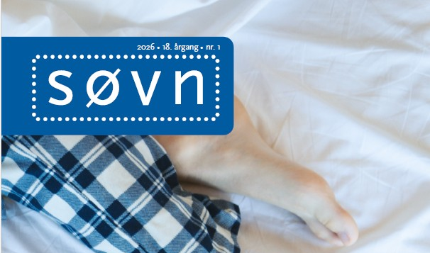 En persons fot på en seng