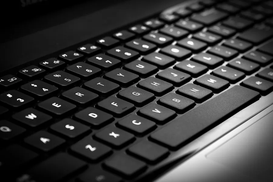 Et svart tastatur med hvite taster