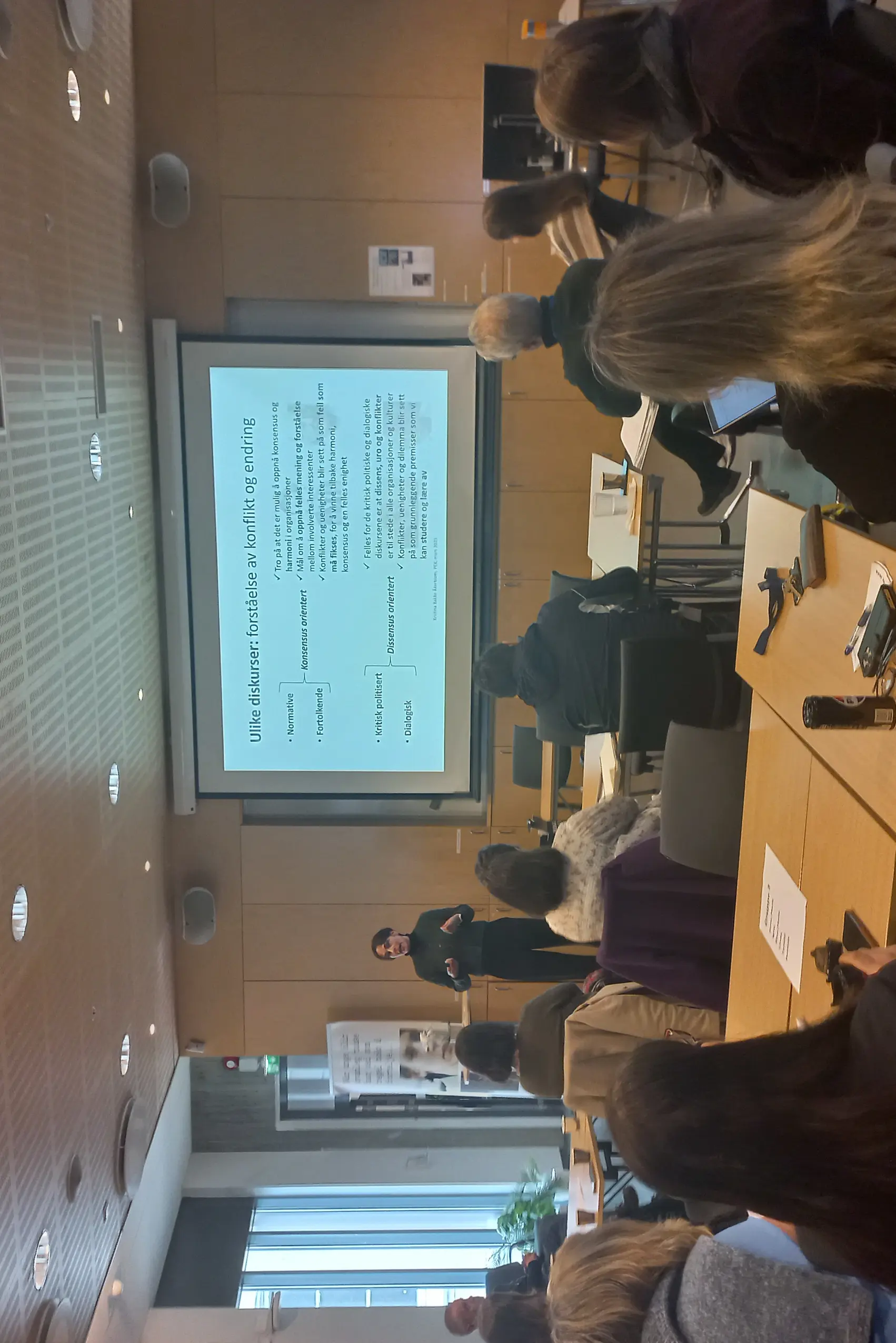 En person som holder en presentasjon for en gruppe mennesker